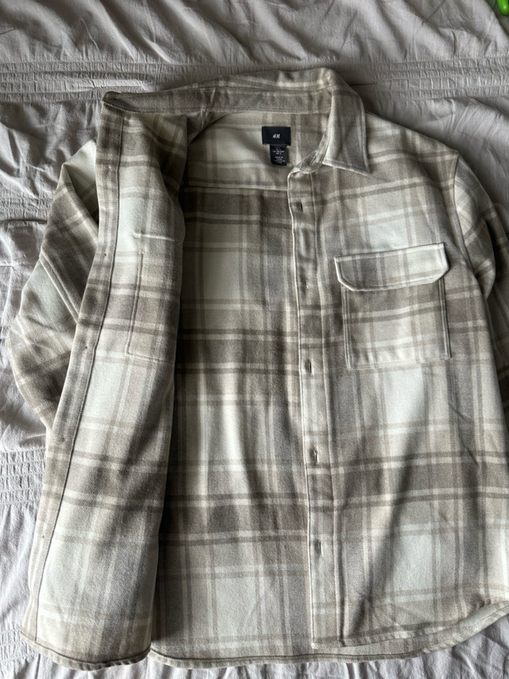 H&M men’s Beige and Cream Plaid Button-Up Shacket - Picture 4 of 4